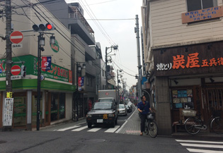 4. 交差点を渡ると、西荻南中央通りの商店街へ入ります。